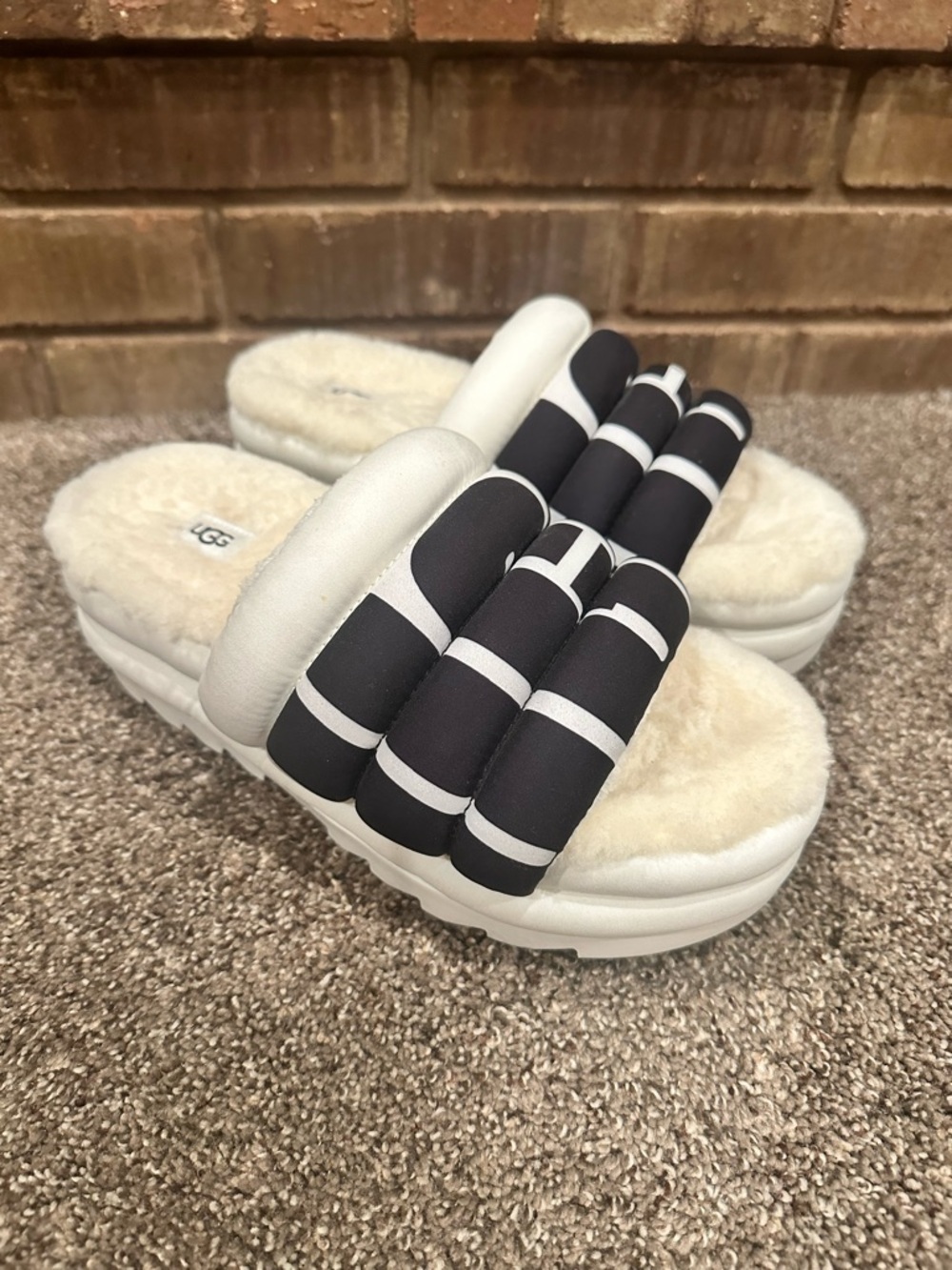 UGG Maxi Graphic Slide Platform Sandals Black White Puffer 9